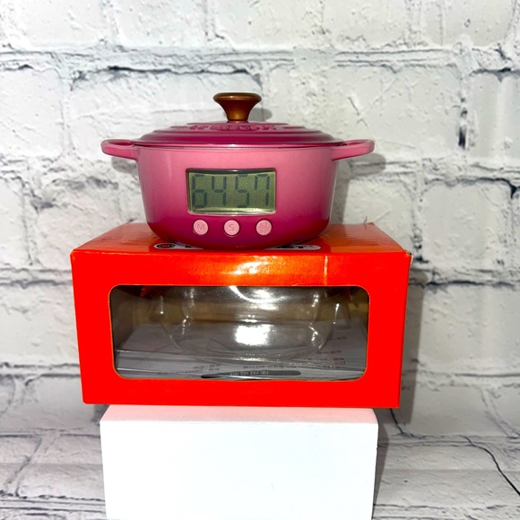 Le Creuset Dutch Oven Berry (Pink) Magnet Timer - Picture 1 of 4